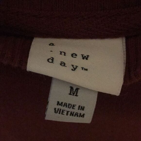 a new day cropped sweatshirt - Picture 2 of 3